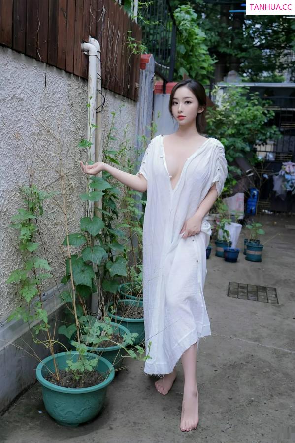   [XiuRen]高清写真图 2025.07.31 No.10603 楠芝 白色长袍第9张图片
